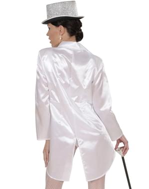 סאטן הלבן של אישה הסמוקינג