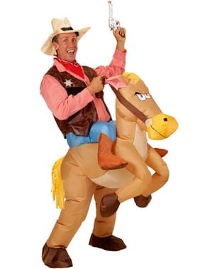 Kovboy kostümü ile şişme at binmek