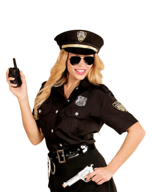 חולצת המשטרה של אישה ואת כובע קיט