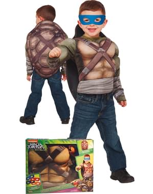 Bir kutu içinde çocuğun Ninja Kaplumbağa kostümü