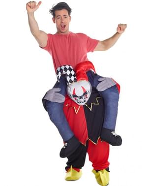 Maskeraddräkt dansande clown i armarna på Harlequín Carry Me