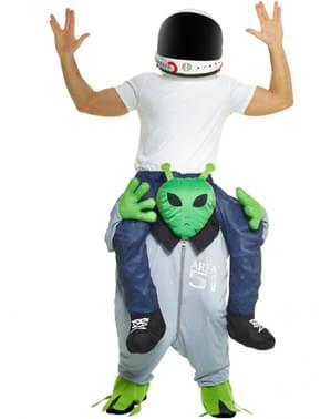 Carry Me kostume på skuldrene af en marsmand