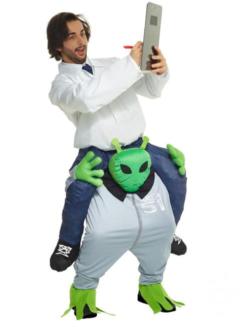 Carry Me kostume på skuldrene af en marsmand