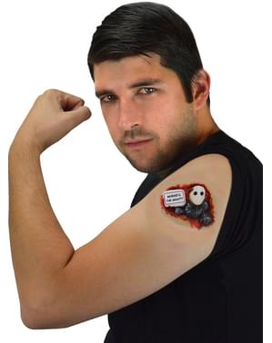 Zombie ryömimässä ihosta ulos -ihoon kaiverrettu proteesi