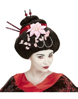 Geisha wanita dengan rambut palsu bunga