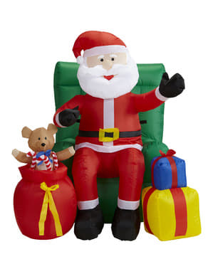 Nafukovací Santa Claus sediaci na obrovskom kresle
