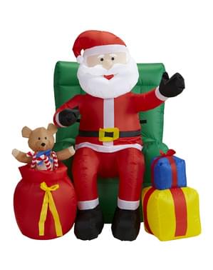 Oppblåsbar julenisse som sitter på en gigantisk lenestol