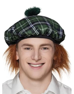 Chapeau écossais vert avec cheveux