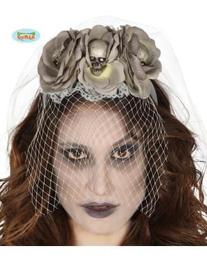 Κεφαλή κρανίου με γκρίζα λουλούδια