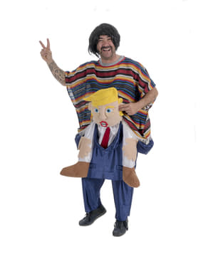Disfraz a hombros de mexicano sobre Donald Trump