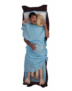 Costume da uomo a letto con la bionda