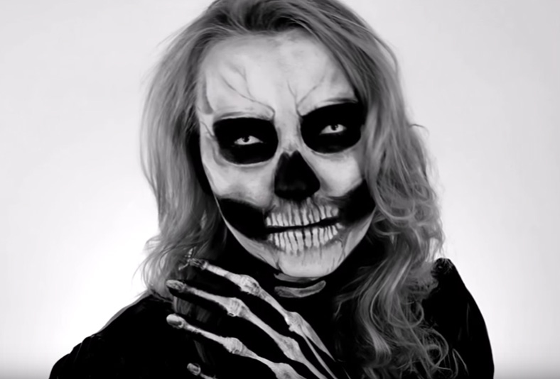 maquillage Halloween femme - tête de mort avec maquillage blanc et