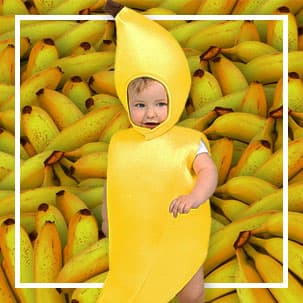 frutta personaggio senza soluzione di continuità modello. Banana, ananas,  Limone e frutti di bosco. carino maglietta e tessile design per bambini  vestiario. uso per moda indossare, maglietta Stampa, tessile, superficie  design. vettore